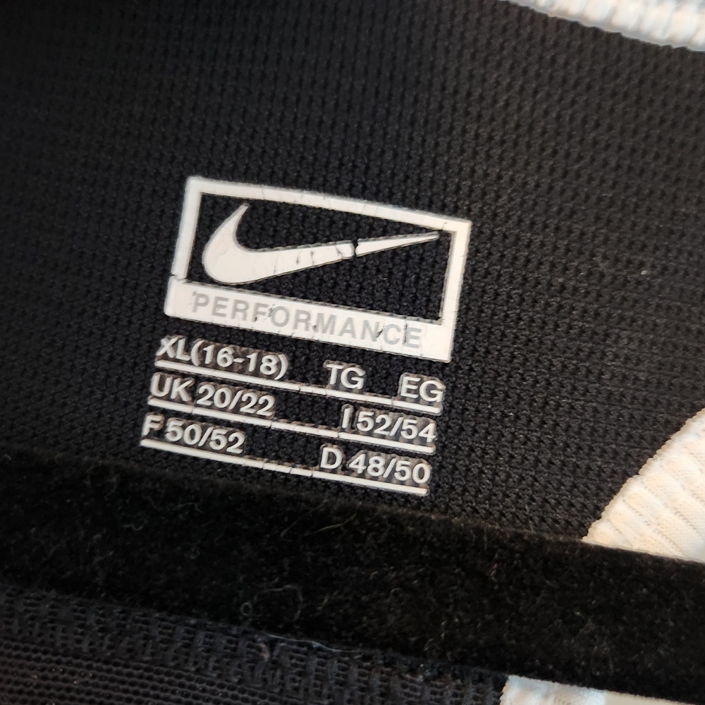 Nike performance Women's Black athletic Tank Top - Picture 3 of 6